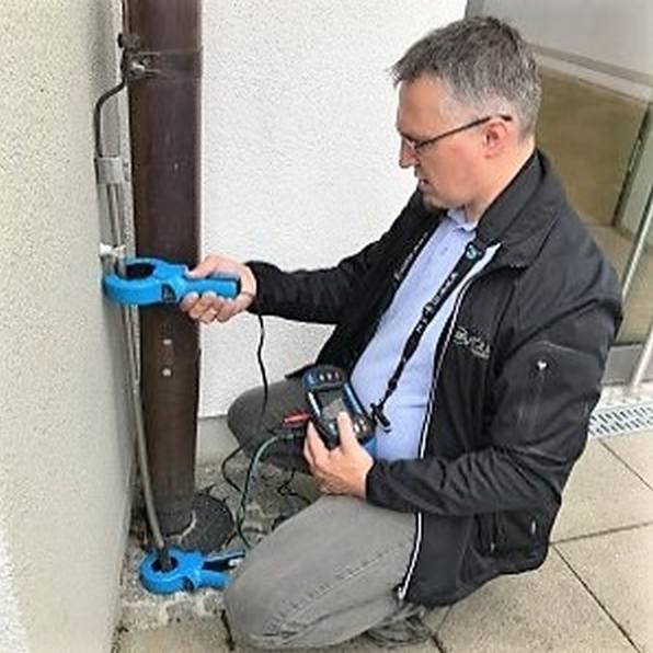 Überprüfung der Blitzschutzanlage durch die berührungsfreie Zwei- Zangen- Messmethode ohne Auftrennung der Ableitung