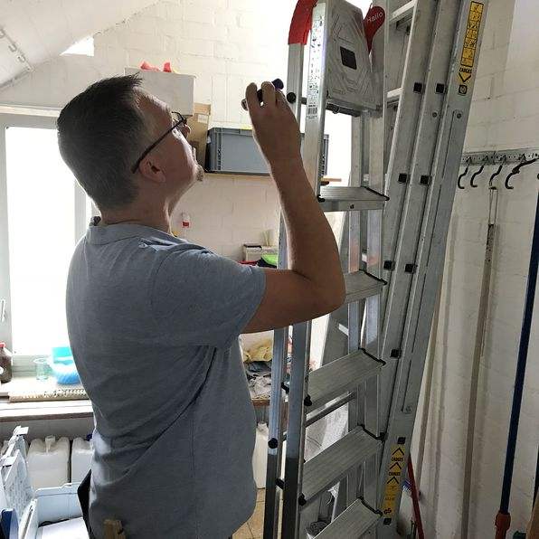 Überprüfung der an der Stehleiter aufgeklebten Betriebsanleitung